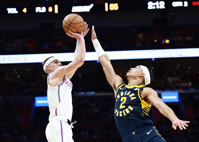 内线依旧活跃！克拉克斯顿15分钟7中5拿到11分 抢下8个篮板