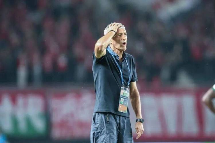 媒体人:塞蒂恩有东西但没什么担当 我仍然认为他下课太晚了