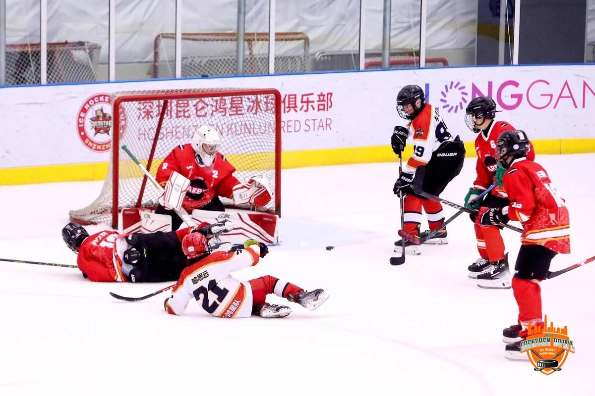 业余生活丰富!穆勒社媒晒观看冰球比赛照片:感谢邀请