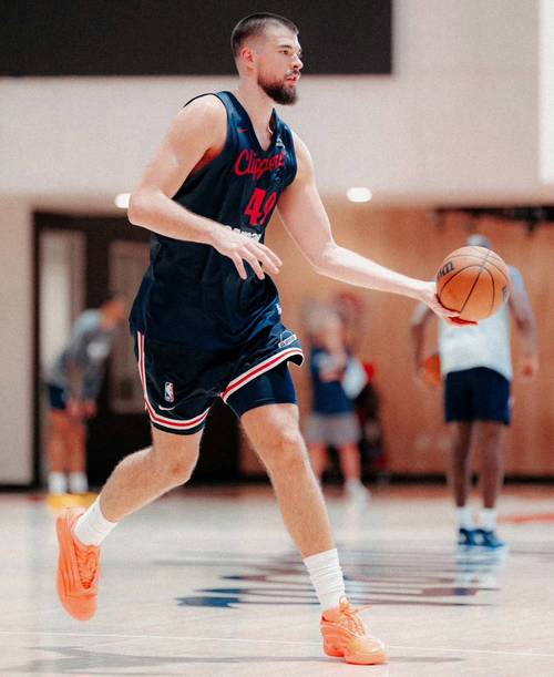 小卡:对阵广州我会打 训练营意义就是调整状态为新赛季做准备