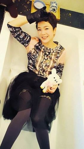 古灵精怪！张茹晒美照：健康🥮团圆 不想吃月饼？来喝胡辣汤