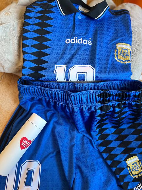 阿斯报：马拉多纳生前多件物品将被拍卖，含对阵毕巴被撕破球衣