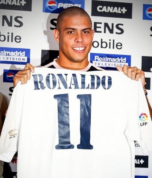 23年前的今天，罗纳尔多在西甲完成了他的皇马首秀，并梅开二度！