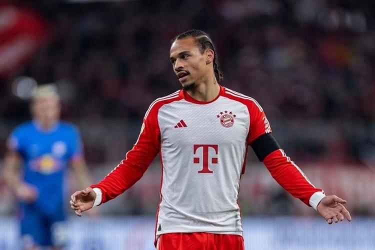 图片报:萨内参加啤酒节被一名球迷狂骂,前者受不了两人互殴