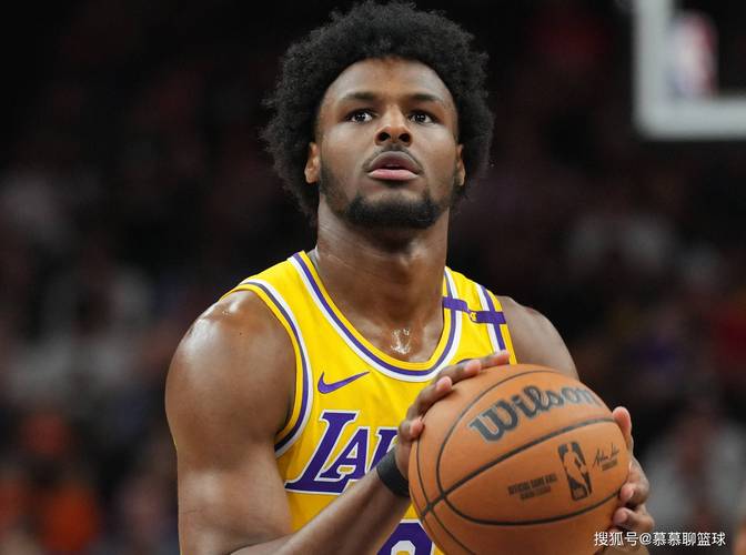 夸梅：布朗尼应去海外打球体验一下 他不想去因为老爹全安排好了