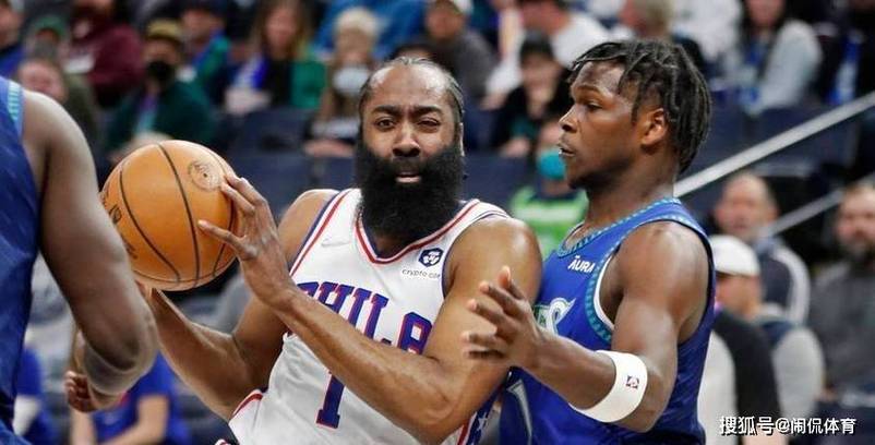 香波特:爱德华兹已经能像哈登一样打球了 他现在要学会背打