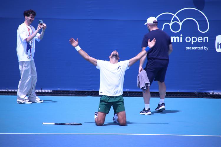 科贝:弗里克将与德科、医疗团队会面,他担心球员的身体状况