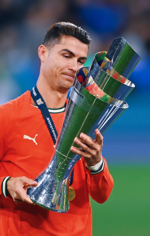 荣获葡萄牙环球声望奖,C罗社媒晒图:很荣幸获得这份特别的认可