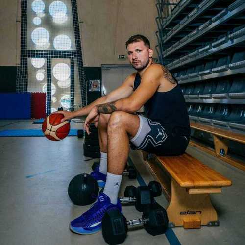 雷迪克:东契奇詹姆斯今天主要是个人技术训练 东契奇无健康问题