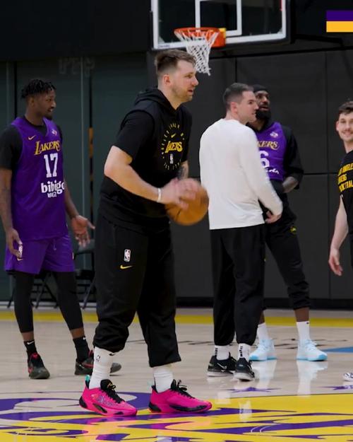 名记:东契奇在训练后组织了团建活动 在专业赛道上试驾保时捷