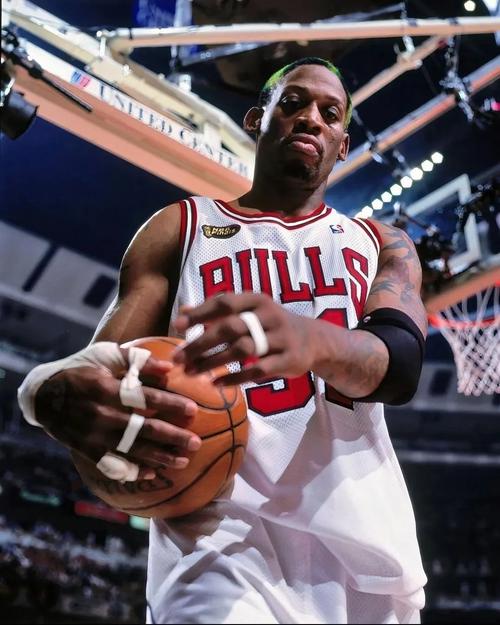 一级恶意犯规！弗里曼防守丹尼斯三分出现垫脚情况被判定恶意犯规