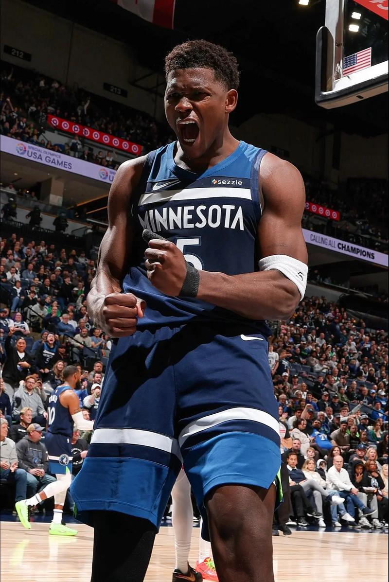 就差外线了！爱德华兹打满首节 9中4&三分5中1拿到11分2助