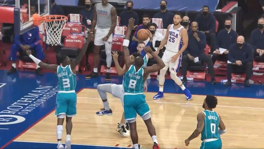 又进化了？哈里斯高吊篮下 CC跃起空中换手过人拉杆轻松打进