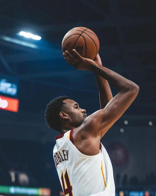 高炮台！莫布里上半场7中4得到10分5板2助1帽 三分3中2