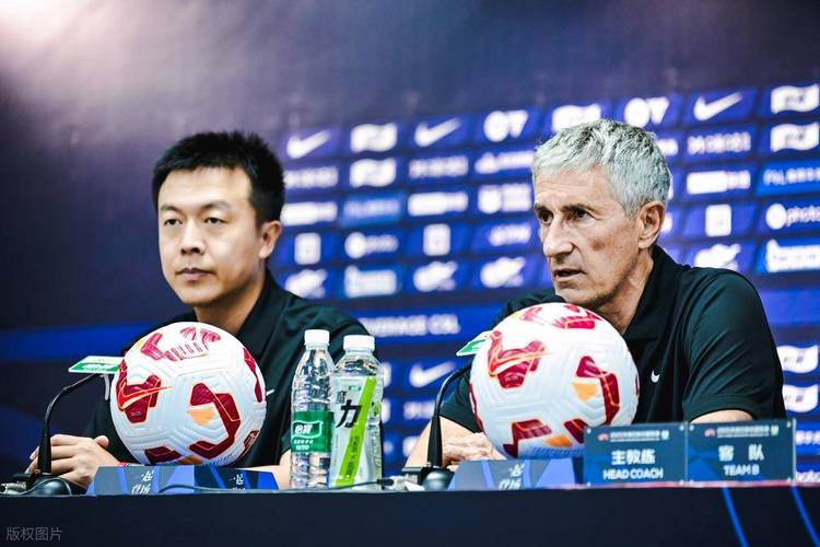 记者:部分国安球迷前往机场为塞蒂恩送行,张源含泪送别