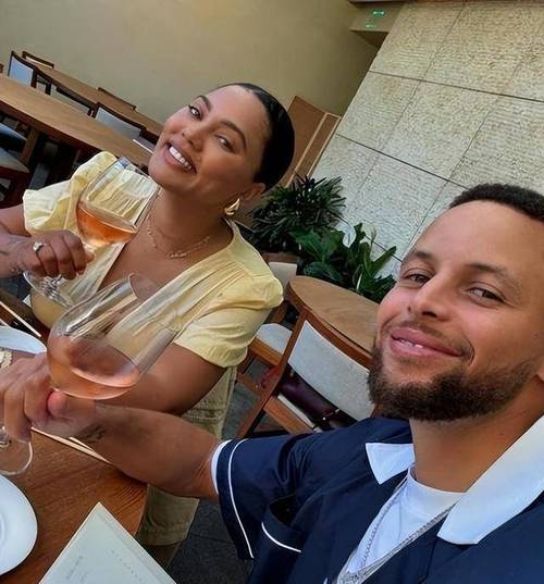 美媒晒库里一家6口聚餐合照!时间都去哪了?