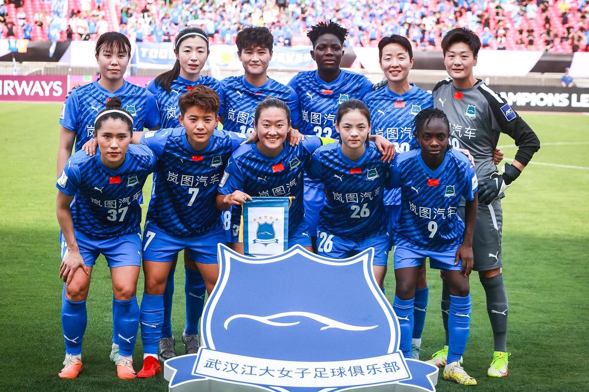 中国骄傲!武汉车谷江大女足赛后展示国旗拍摄大合照