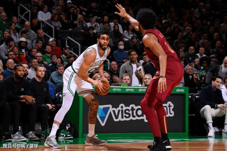 活久见！灰熊绿军站错边 跳球之后裁判发现不对劲要求换边重新跳