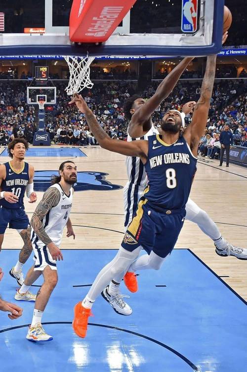 我才是独角兽！韦尔三连劲扣：双手隔扣+三步单臂暴扣+空接炸扣！