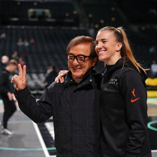 将在澳门打季前赛!蔡崇信晒照:成龙现身与篮网队友互动