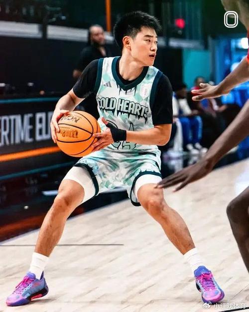 男篮后卫线的希望！赵维伦在训练中完成飘逸单手劈扣