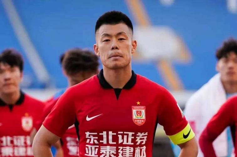 长春气温骤降 亚泰将士直面低温备战保级决战