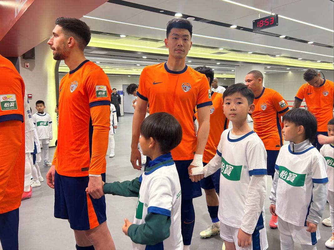 记者：冯伯元已回归青岛海牛，昨天下午参加了球队的训练课