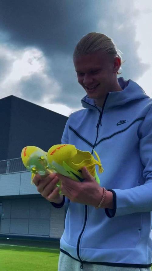 哥不缺球鞋😄哈兰德社媒晒手捧球鞋照,依然严肃风