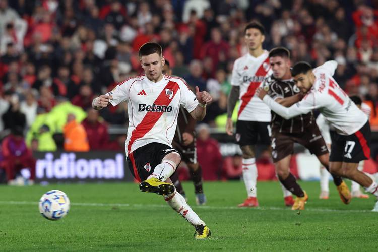 阿根廷官方：马斯坦托诺肌肉疲劳退出本期集训，梅西缺席今日比赛