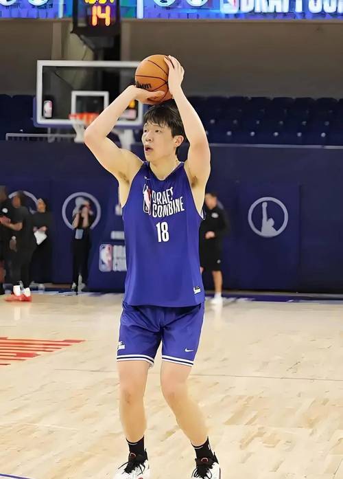 队记：杨瀚森单挑尤班克斯 背运+转身一套连招下来观众陷入疯狂