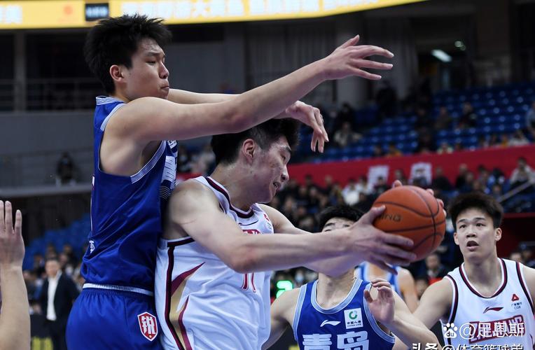 积极回防！杨瀚森对抗后顶住拉文 1对1干净切帽后者上篮！