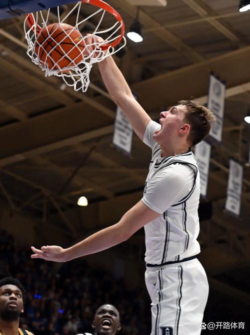 可惜提前犯规！弗拉格突破对抗后顶开丁威迪 后仰跳投漂移命中