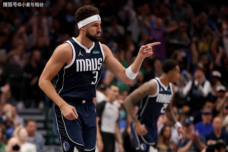 攻防有度！克莱命中侧翼三分 转眼弗拉格逼抢造成失误拿回球权