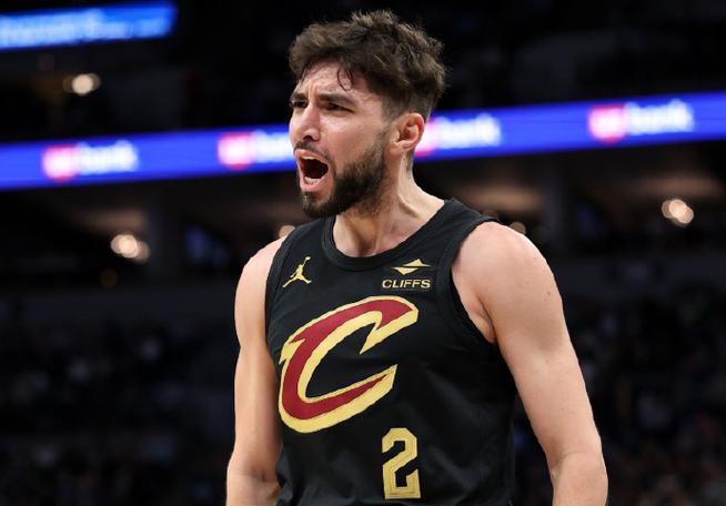 效率不算高!杰罗姆半场三分5中1拿到8分3助攻