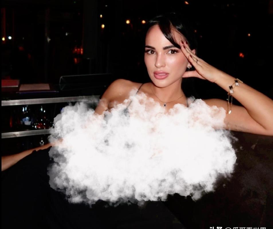 亚马尔与女友在克罗地亚度假,吐槽女友坐直升机5分钟就晕机