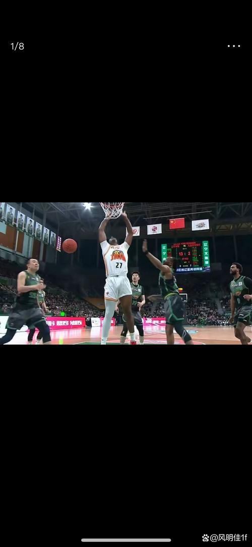 又帅又能打！弗菲一步过掉防守单臂隔人舒展砸扣