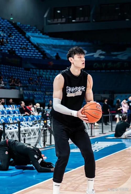 媒体人:曾凡博林葳距离NBA球员还有差距 但每个追梦人都值得尊重