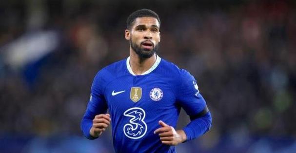 时隔7年再次为英格兰出场,奇克获赠纪念帽子:很高兴重返球队