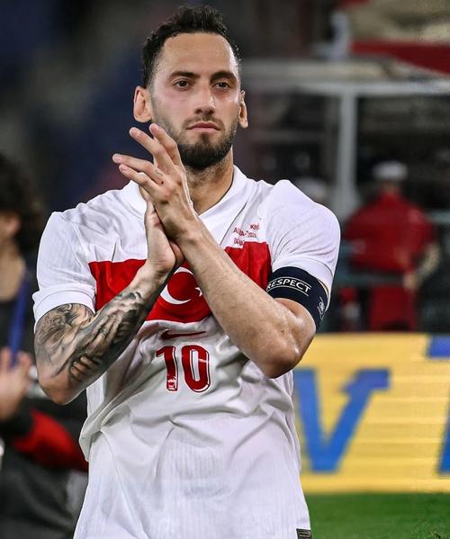 恰尔汗奥卢迎来土耳其国家队100场里程碑，总共贡献21球18助