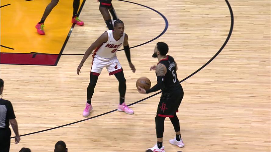 观赏性拉满！三球抛传助飞小桥空接单臂炸扣