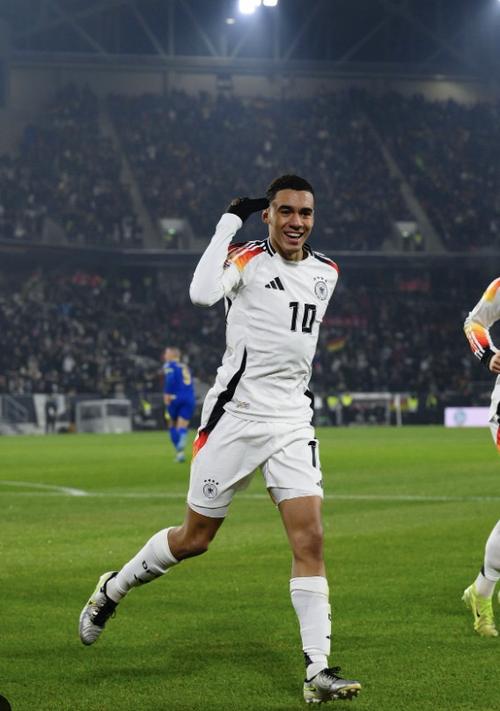 图片报:穆西亚拉正在进行反重力跑步机训练,目标12月重返赛场