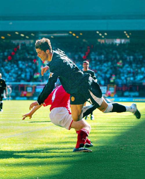 只差一点啊！塞梅多传中C罗包抄踢偏，做出差一点手势