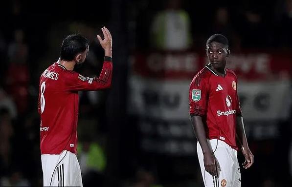 记者:梅努想寻求更多机会,但曼联为防止无人可用不想让其离队