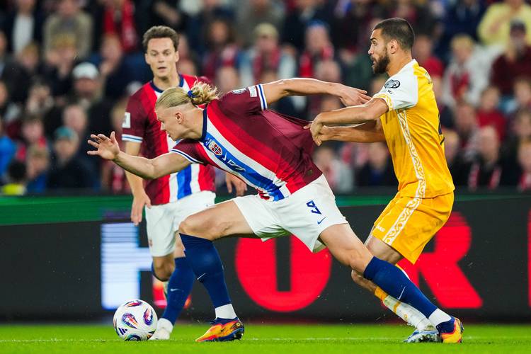 距世界杯一步之遥！挪威全队赛后狂欢，厄德高因伤只能坐着庆祝