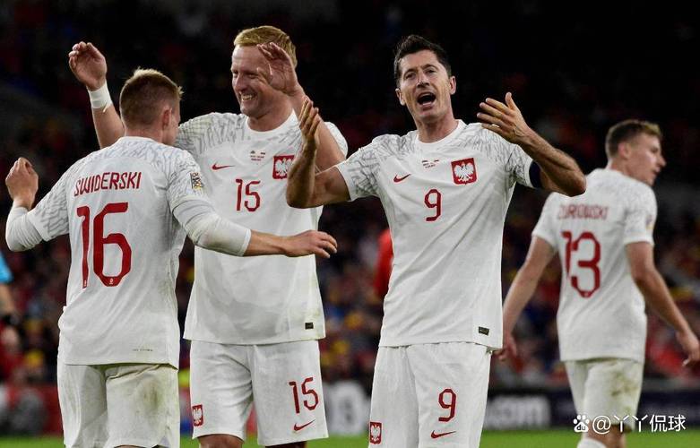 世预赛波兰客场2-0击败立陶宛，莱万破门、希曼斯基传射