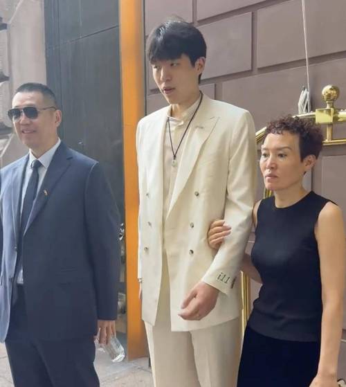 吃着火锅唱着歌!郭士强&李昂在美考察期间 探望了杨瀚森