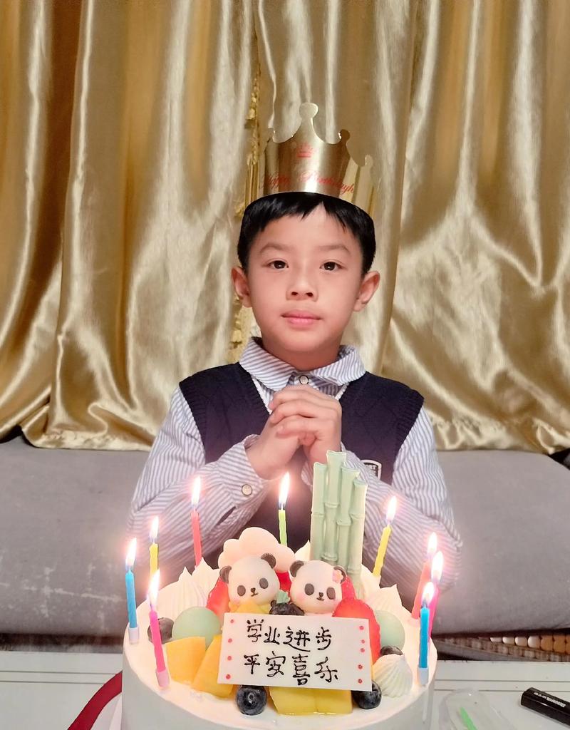 周鹏晒和儿子一起过生日视频：谢谢九岁的小九 祝我们生日快乐