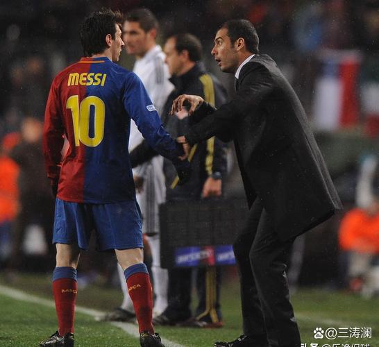 常规赛主场收官！梅西赛后将球踢上看台送给球迷，并挥手告别👋