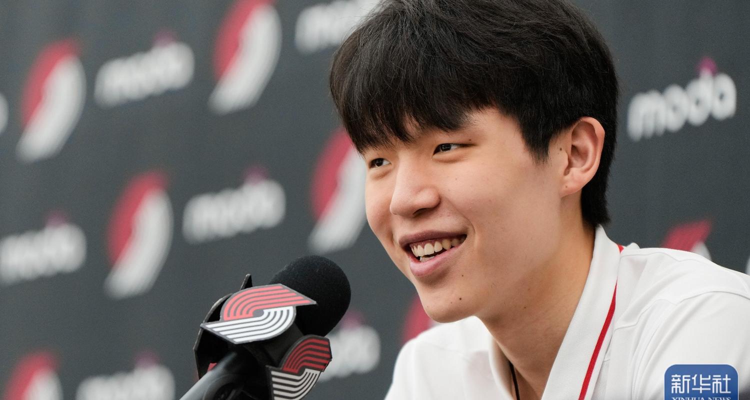 哈哈哈！杨瀚森让开拓者当地球迷现场学中文“杨瀚森 牛Bi”