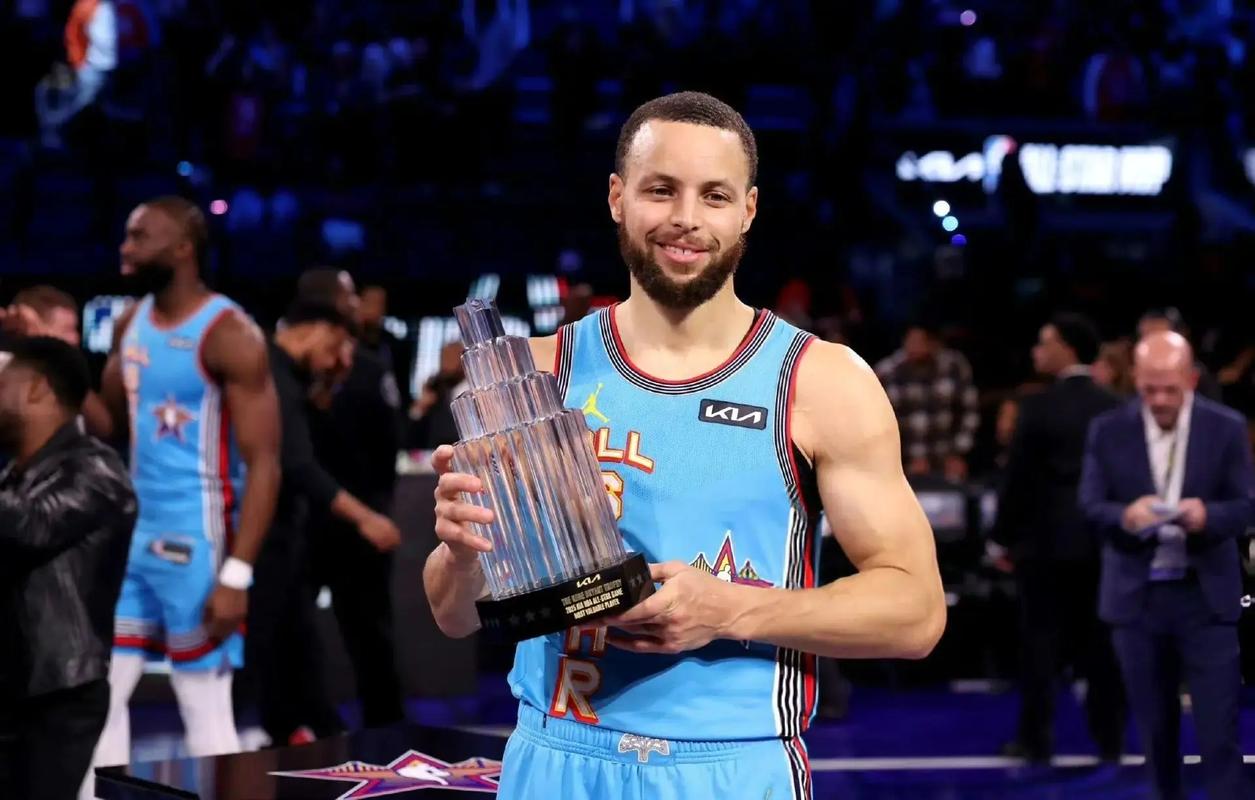 科林斯:这是我效力过最有天赋的球队 队内冠军和MVP都有了